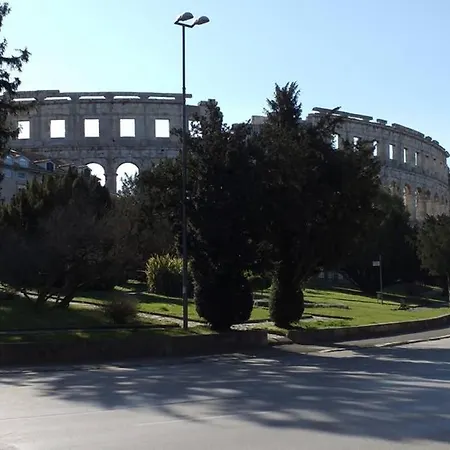 Arenastreet Next To The Amphitheater * פולה
